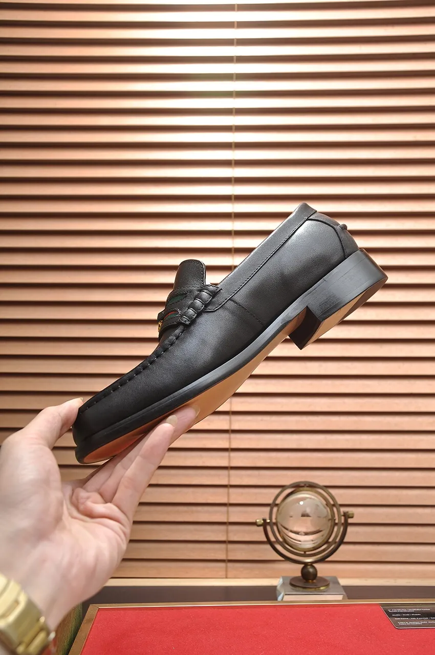 Men's shoes💰580💶Italy's top luxury men's shoe giant (GUCCI) (Gucci) (full cowhide lining) new arrival🍃Original European style🔰 Pleasant to the eye😍In order to make the shoes more durable and non-deformable🌀The production continues to follow traditional methods but there is still no lack of innovation💪Choose original sheepskin for the leather♻️ Smooth and natural And extra bright ⭐Made of imported cowhide, the first choice of rich people 38-45 (45 customized)